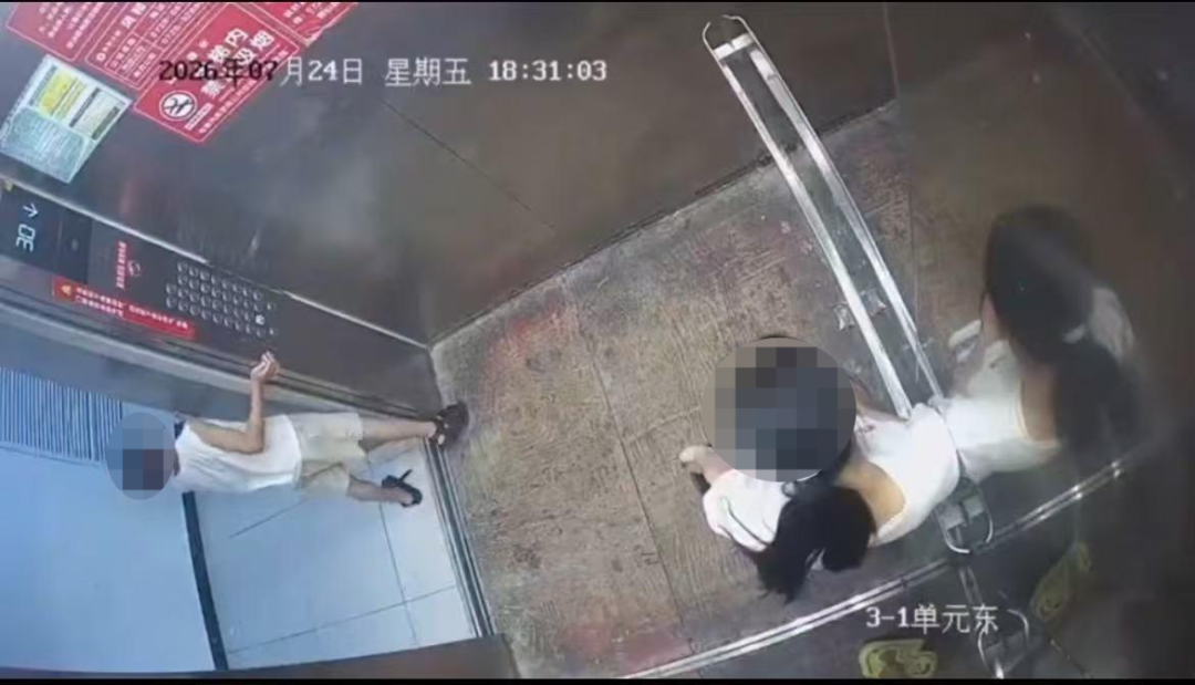 男童挡电梯等家长。监控视频截图