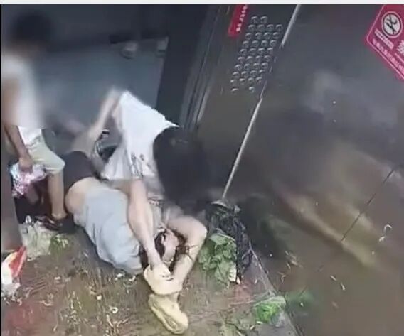 男孩母亲与女孩扭打在一起。