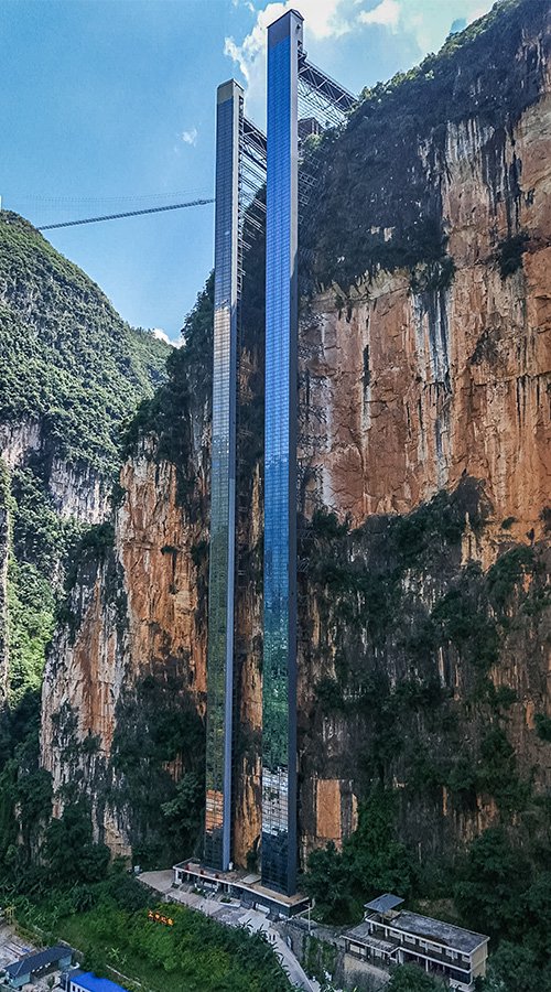 7月31日在云南省宣威市尼珠河大峡谷景区拍摄的“扶摇梯”(右)和“青云梯”两部悬崖电梯(无人机照片)。新华社发